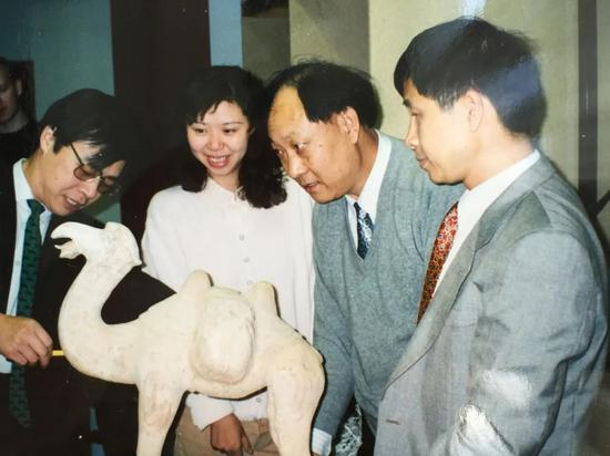 1995年4月，时任国家文物局文物保护司文物三处处长李季、文物专家章津才，与我驻英国使馆文化处工作人员于芃、时坚东鉴定英国警方查扣的走私中国文物。（国家文物局提供）