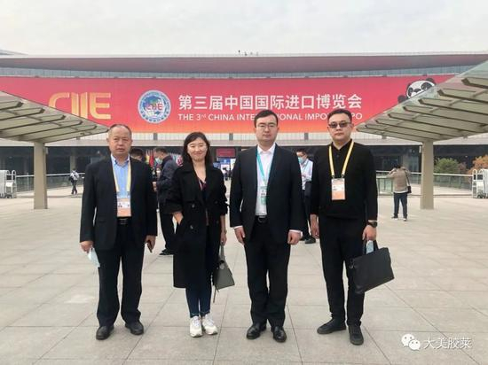 　　马靖坤（右二）