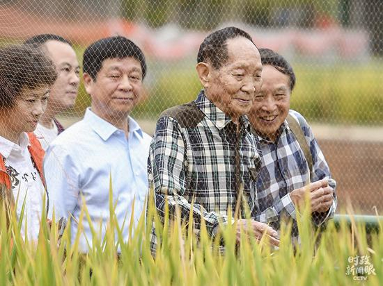 △袁隆平曾获得全国劳动模范、国家最高科学技术奖、共和国勋章等荣誉称号。今年11月初，由袁隆平团队研发的杂交水稻双季亩产成功突破3000斤。