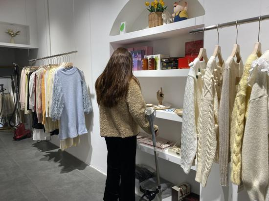 　　▲杨宁和朋友新开了一家店，搬到房子更低的巷子里。新京报记者 杜雯雯摄