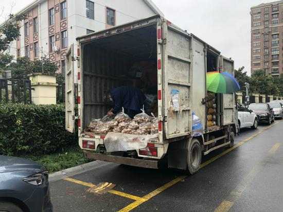 图说：起初，“土豆阿姨”缩在车厢里悄悄卖土豆。受访者供图（下同）