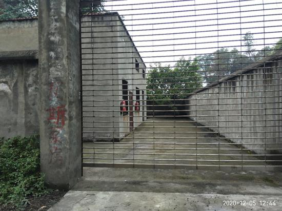 　　吊水洞煤矿最西北角的“瓦斯泵站”。重庆市的煤炭与盛产煤炭区域的省市的差异是，部分省市的煤层厚度为1.5米至8米，而重庆的煤最厚也仅为0.6米左右，绝大部分为0.25米，开采难度大，效率低。重庆的煤层还富含硫化氢及瓦斯等有毒气体。 摄影：程维