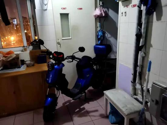  类似在楼道充电的情况，在上海居民小区并不鲜见