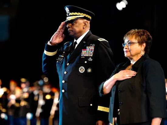  ·2016年，奥斯汀和妻子参加退伍告别会。