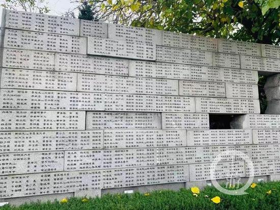 ▲每到12月13日国家公祭日，幸存者们都要到南京大屠杀遇难同胞纪念馆哭墙上，抚摸亲人的名字。摄影/上游新闻记者 时婷婷