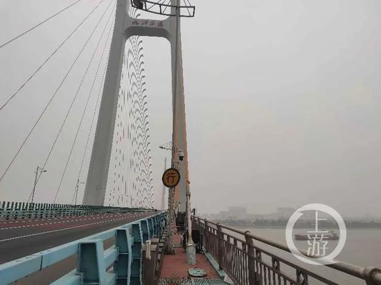 12月10日晚，嫌疑人吴某在黄梅县人民医院把乘客张某推下车后，开车行驶到约43公里外的九江二桥中段，疑似弃车跳江。/记者 牛泰