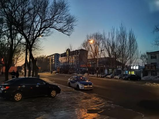 12月4日傍晚，肇源县街头的出租车正在等待乘客。中青报·中青网记者 耿学清/摄