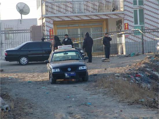 2006年，杀人团伙劫杀一位司机后弃置的出租车。受访者供图