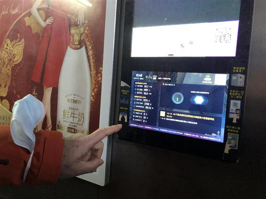 △加装“梯控”设施后，虹口区东五小区电梯的显示屏上，显示近30天电瓶车进入电梯为“0次”。