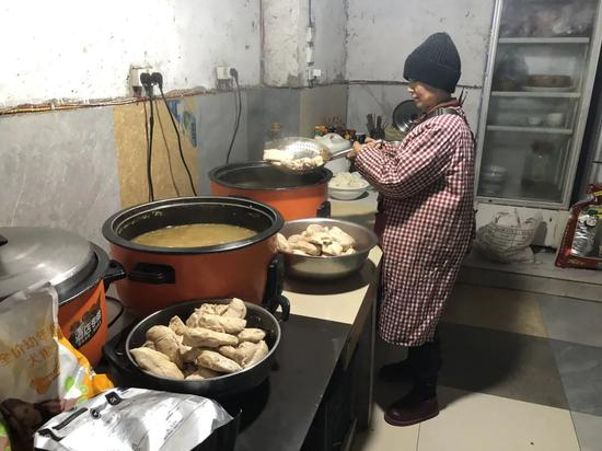 ▲救助站的猫狗们最爱吃鸡胸肉。新京报记者&nbsp;王翀鹏程 摄&nbsp;