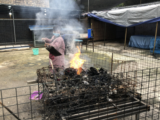 ▲山上没有垃圾桶，救助站的垃圾每天都要焚烧处理。新京报记者&nbsp;王翀鹏程 摄&nbsp;