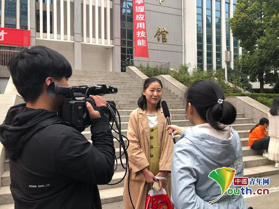 图为采访大学生对“金葵花在行动”大学生创意短视频征集活动的感受。受访者供图&nbsp;