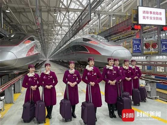  复兴号CR400AF首发乘务组