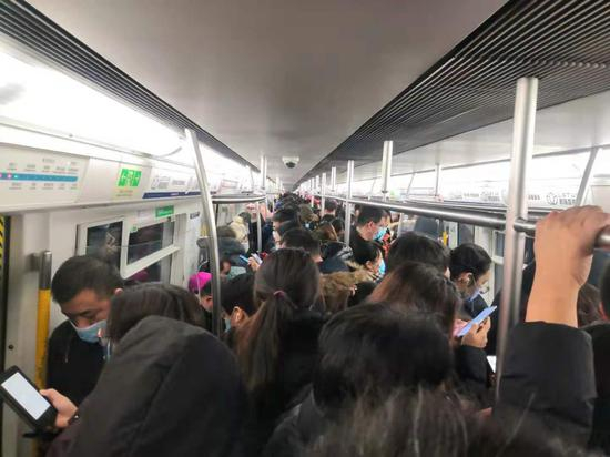 早高峰的4号线，每天都是这样拥挤的场面