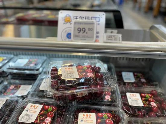 超市在售的进口车厘子。图/余源 摄