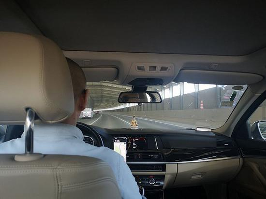 王海在去调查取证的路上。摄影：翟星理