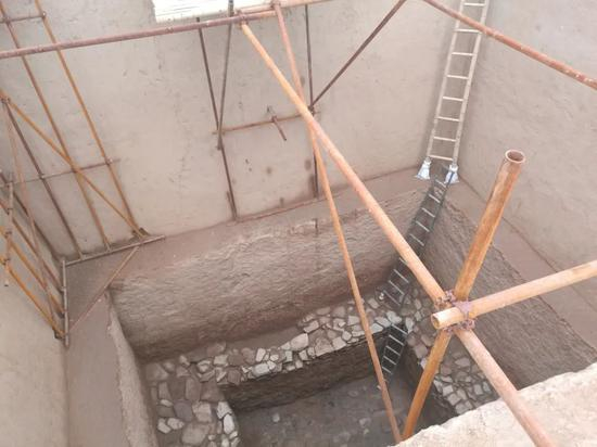  陶寺北墓地正在发掘的墓坑