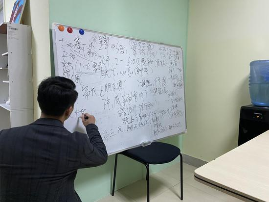 “泡学团队”的“天月导师”在上课，讲述线下的PUA实践课。