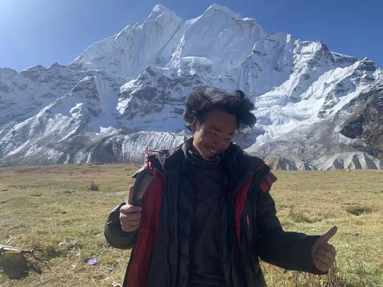 王相军在雪山前。受访者供图