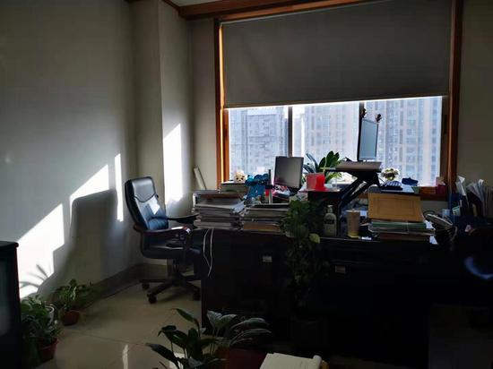 周春梅的办公室。