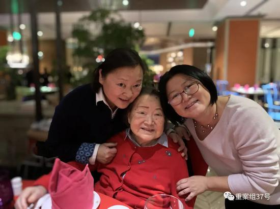  ▲2020年，方掬芬与女儿度过的最后一个春节（左一为大女儿王子音，右一为小女儿王朝晖）。受访者供图