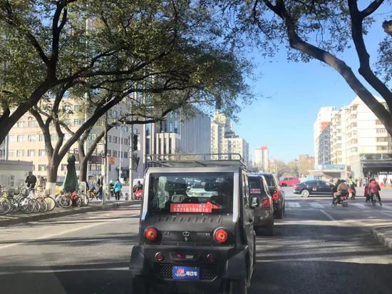 🔹北京机动车主路行驶的老年代步车。