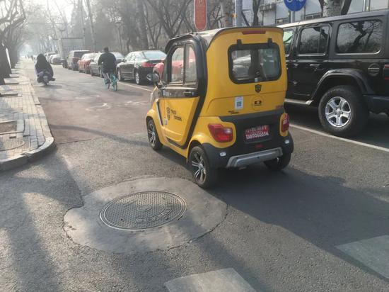 🔹北京街头行驶的老年代步车花样繁多。侯雨彤 摄