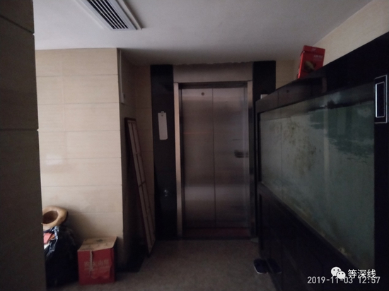 上海红楼的一楼电梯口，装修低调而普通，电梯口外没有安装摄像头。进大门后迎面放了一个大型观赏鱼缸。该门外电梯无密码及刷卡装置。因已断电，无法确认进电梯后，是否需要门卡或密码才能启动电梯或按亮所达楼梯按钮。据附近居民称，没有门卡或密码，无法进入该楼。&nbsp; 《等深线》记者&nbsp;程维 摄