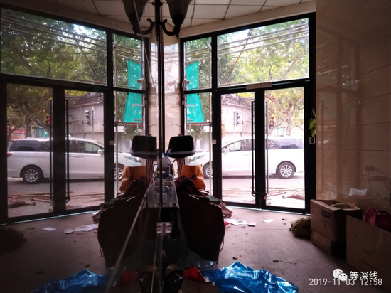  从上海红楼底楼大门内的走道向外望去，室外物件清晰可见，大门外的白色别克商务车的车牌尾号为“880”，车主是一位年轻女性。&nbsp; &nbsp; &nbsp; &nbsp; 《等深线》记者&nbsp;程维 摄