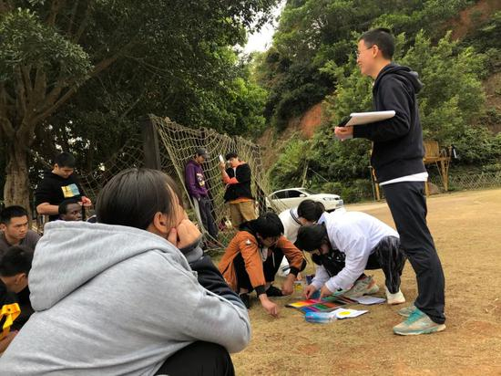 学生们在写作课上画画