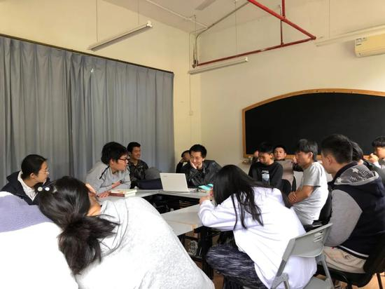  阅读课上，老师张鑫正在和大家分享康德的“你不能只以别人为手段，而不同时以他为目的“