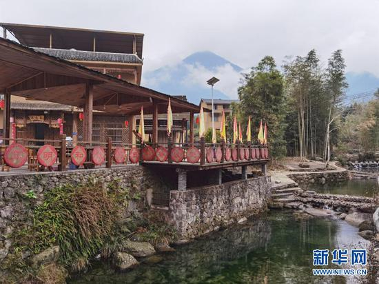 在昔日红军长征经过的广西兴安县华江瑶族乡高寨村，当地打造了集休闲康养、红色教育、民俗体验为一体的梁家寨（2月2日摄）。新华社记者 向志强 摄