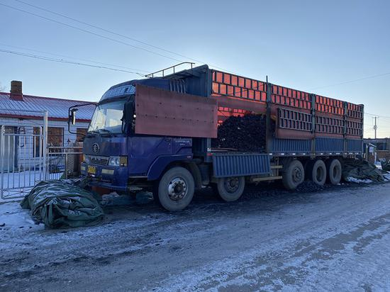 停在韩月与张建德家门口的运煤卡车，张尔辉有时在车上住一宿。 澎湃新闻记者 黄霁洁 图