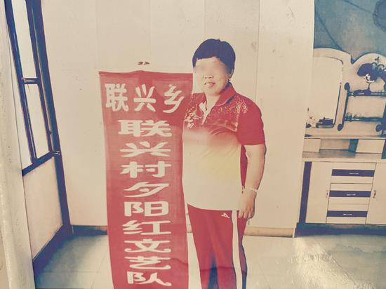 韩月是村里夕阳红文艺队队长，经常去乡里组织活动。&nbsp; 澎湃新闻记者 黄霁洁 翻拍
