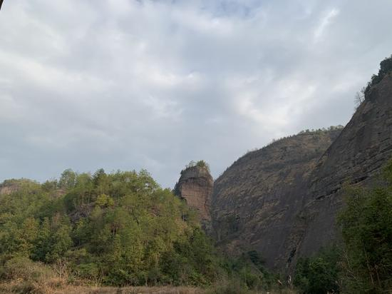图中间位置的山峰即为兴国县长冈乡合富村的芒槌石，这就是江善忠烈士的跳崖处。（新华社记者邬慧颖2月1日摄）