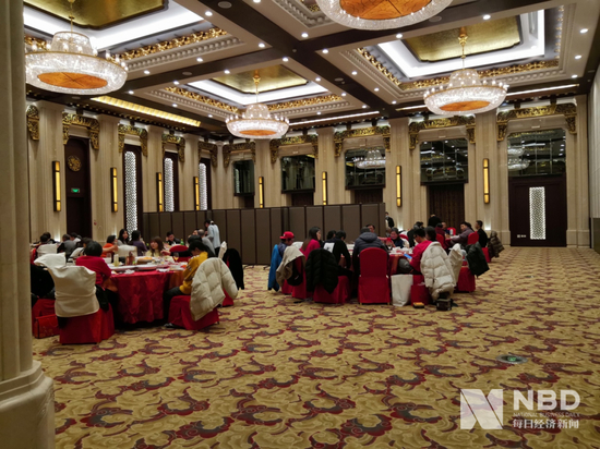 大年三十，乌镇西栅景区内一酒店餐厅，本地人正在吃年夜饭 每经记者 黄鑫磊 摄