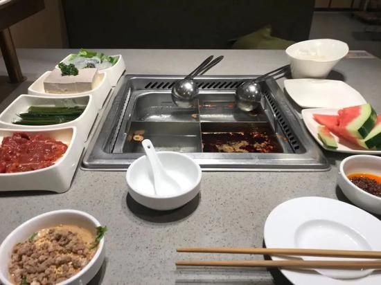 单人火锅年夜饭。