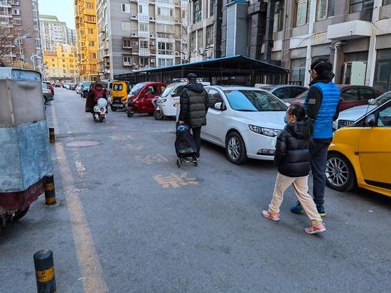 9号楼东侧，消防通道黄线内接连停了5辆老年代步车