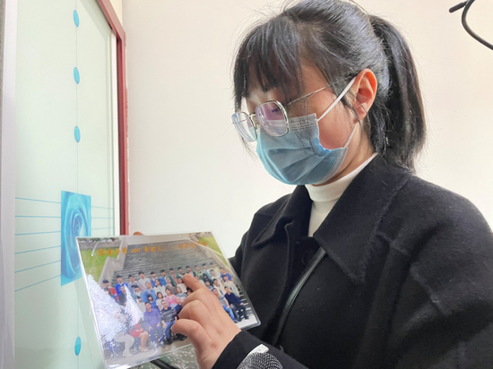  陈巧钗在讲述弟弟的过往&nbsp;张文奎 图