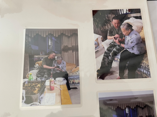  陈祥榕入伍前和奶奶合影&nbsp;张文奎 翻拍