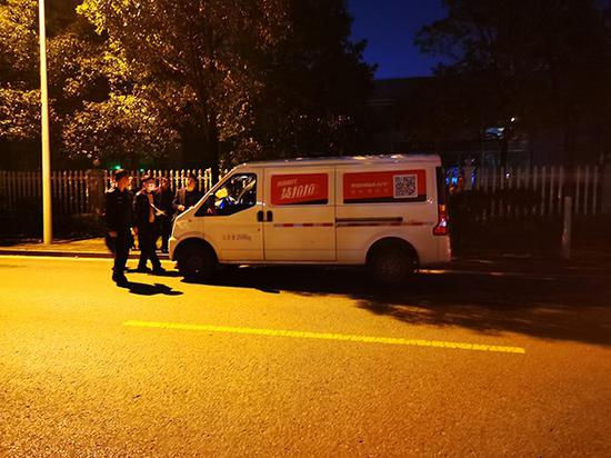  2月22日晚，民警在事发路段进行现场勘查。澎湃新闻记者 朱远祥 图&nbsp;