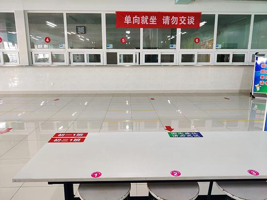 北京市第十一中学金鱼池校区食堂，学生需按编号在固定餐位就餐。