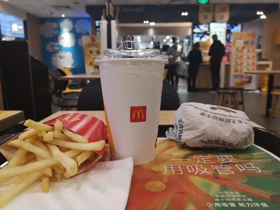 消费者可通过新型杯盖直接饮用冷饮