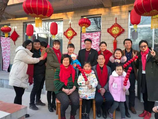 ▲图为谢兴昌一家。他自言过上了24年前不敢想的好日子。受访者供图。