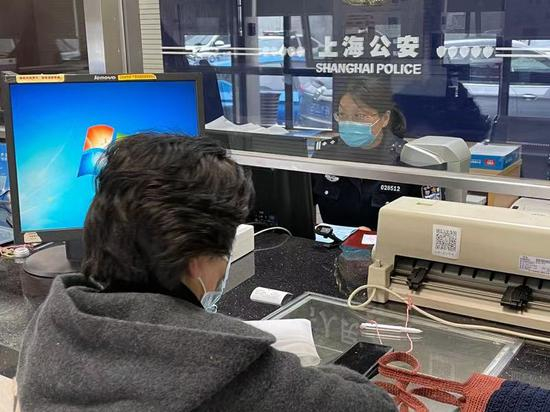 静安公安分局窗口民警为市民办理证件业务 本文图均为市局供图