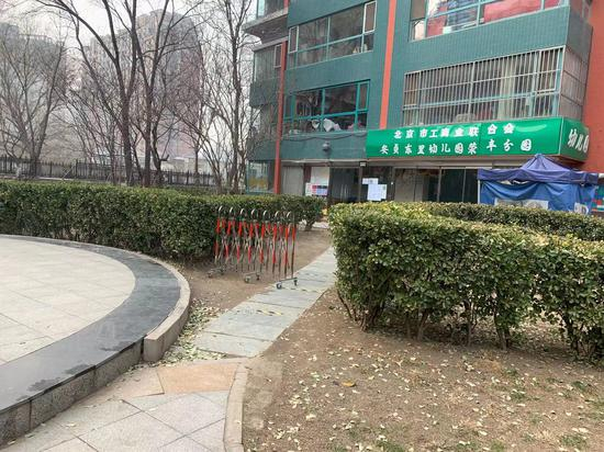  幼儿园位于居民楼的一层。