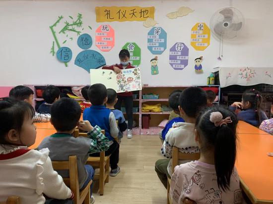  开学后，孩子们如期来到幼儿园。