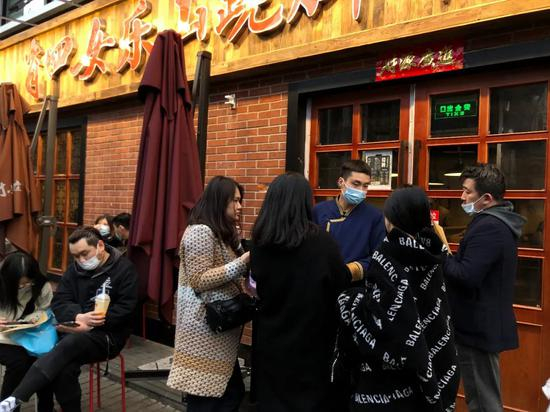  新天地跷脚牛肉店门口排队客人络绎不绝&nbsp;摄影| 刘立言