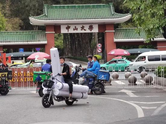  路过中山大学门口的布料运输车&nbsp; 图片来源：受访者朋友圈授权图