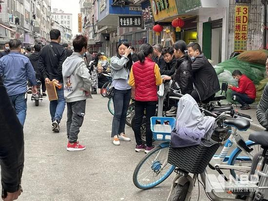  大塘村桥南新街正在招募工人的老板&nbsp; &nbsp;图片来源：每经记者 方京玉 摄